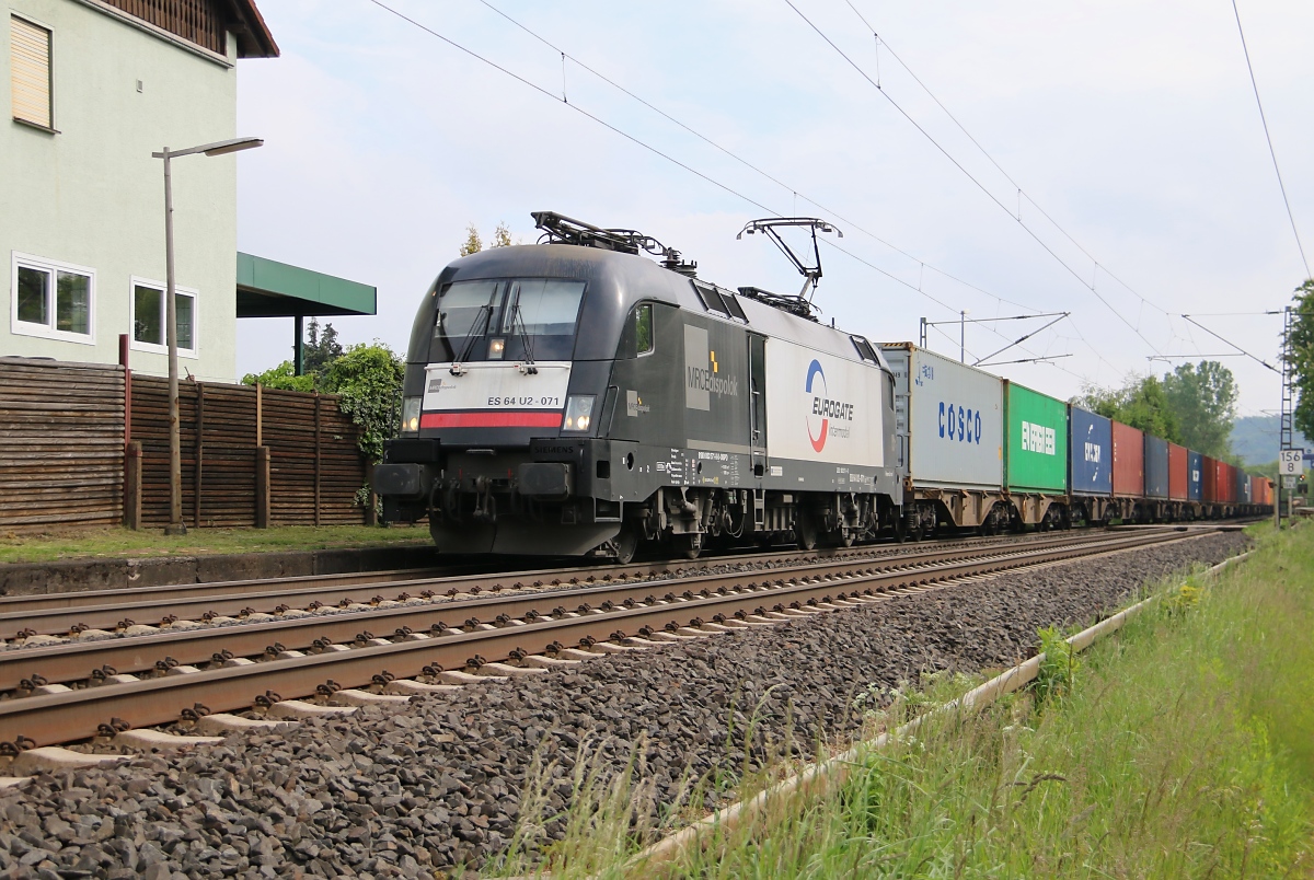 182 571 (ES 64 U2-071) mit Containerzug in Fahrtrichtung Süden. Aufgenommen in Ludwigsau-Friedlos am 17.05.2014.