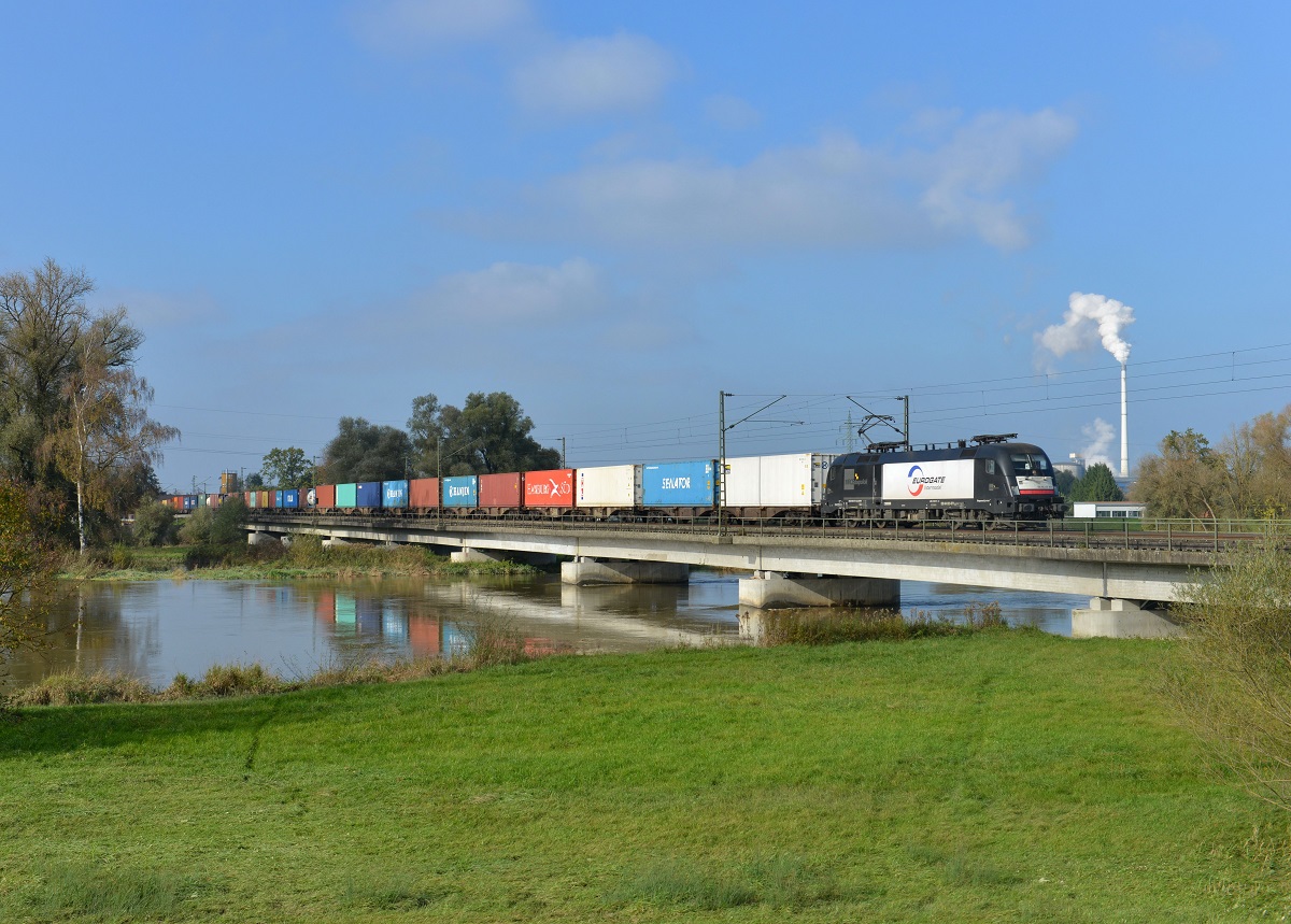182 571 mit einem Containerzug am 26.10.2014 auf der Isarbrücke bei Plattling.