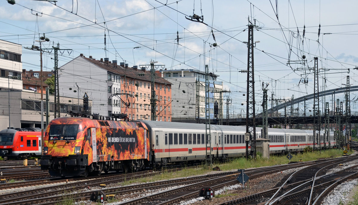 182 572 bespannte am 12.06.17 den IC 2082 von München nach Hamburg. Feurig erreicht sie hier den Würzburger Hbf.