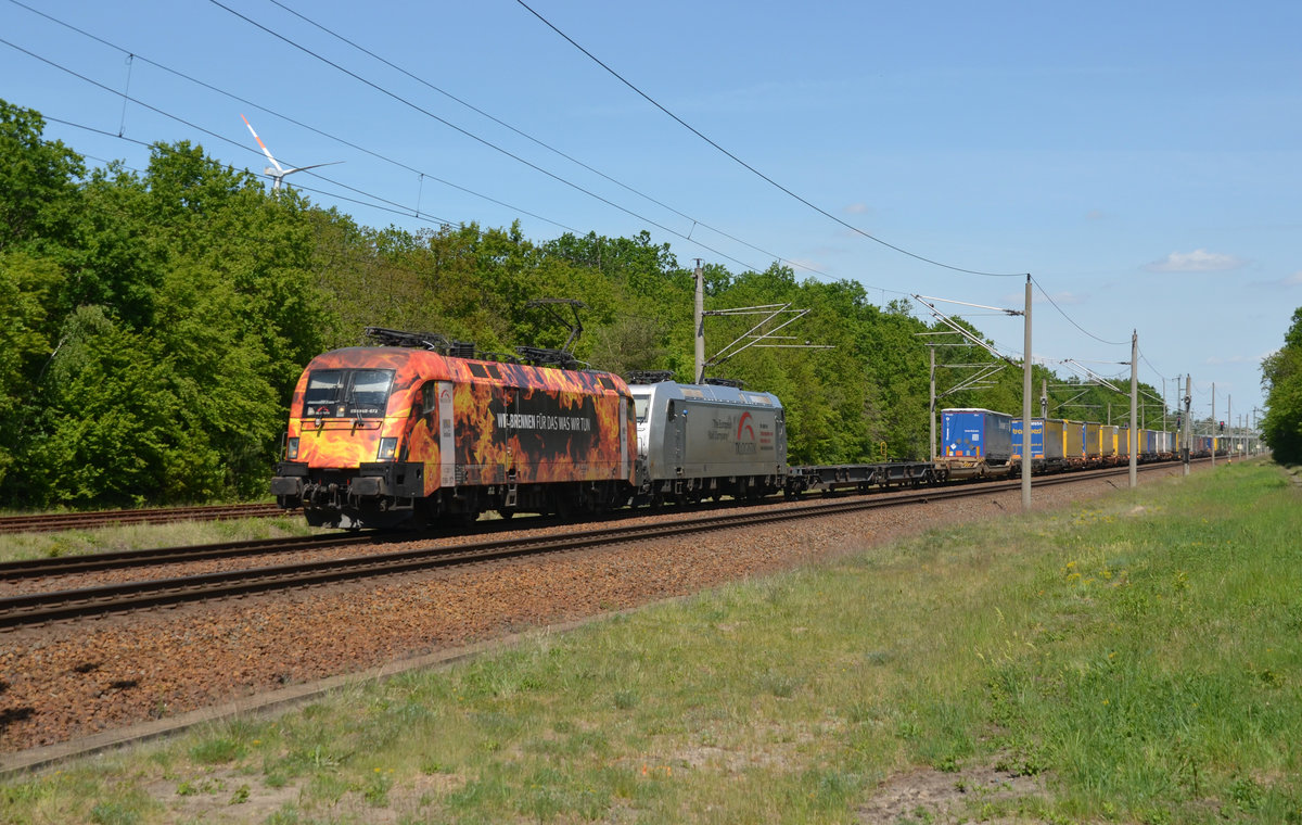 182 572 bespannte am 21.05.20 einen KLV-Zug von Rostock nach Italien. Zusammen mit der Wagenlok 185 537 rollt der Feuertaurus durch Burgkemnitz Richtung Bitterfeld.