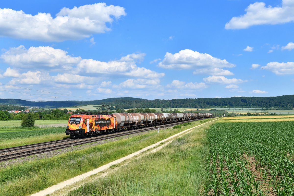 182 572 mit einem Kesselzug am 18.06.2019 bei Wettelsheim. 