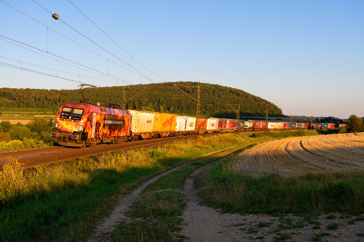 182 572 MRCE/TXL  Wir brennen für das was wir tun  mit einem KLV-Zug bei Wettelsheim Richtung Ansbach, 05.08.2020