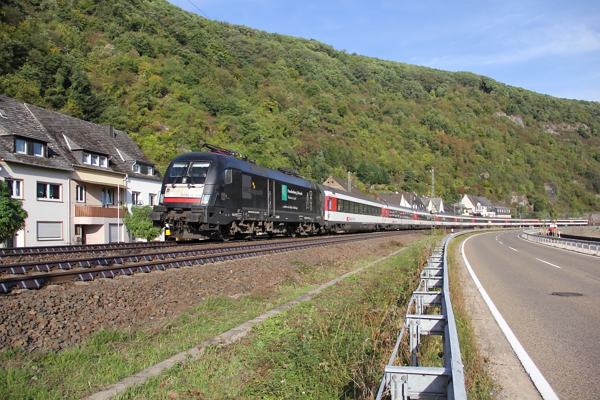 182 573 (ES 64 U1-073) mit EC in die Schweiz. Aufgenommen bei Hirzenach am 03.10.2013.