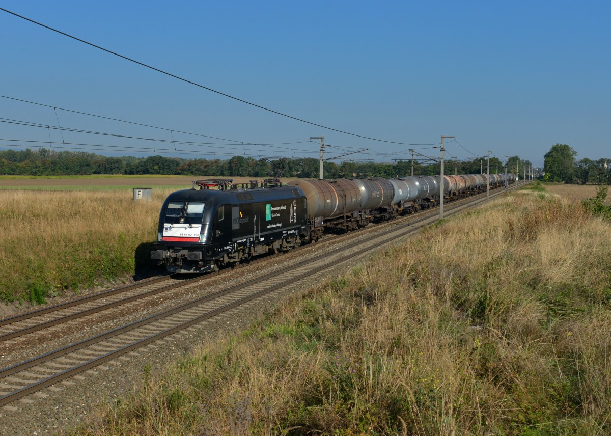 182 573 mit einem Kesselzug am 01.09.2015 bei Gramatneusiedl.