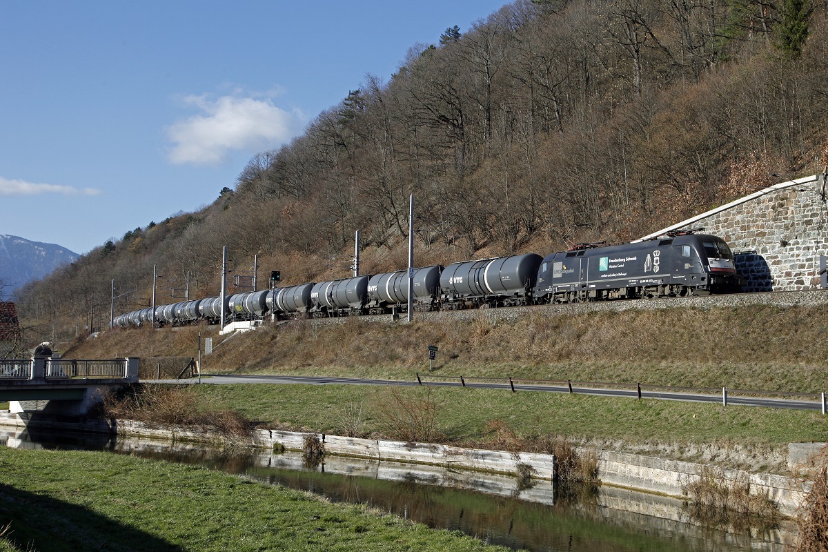 182 573 mit Güterzug bei Schlöglmühl am 24.11.2015.