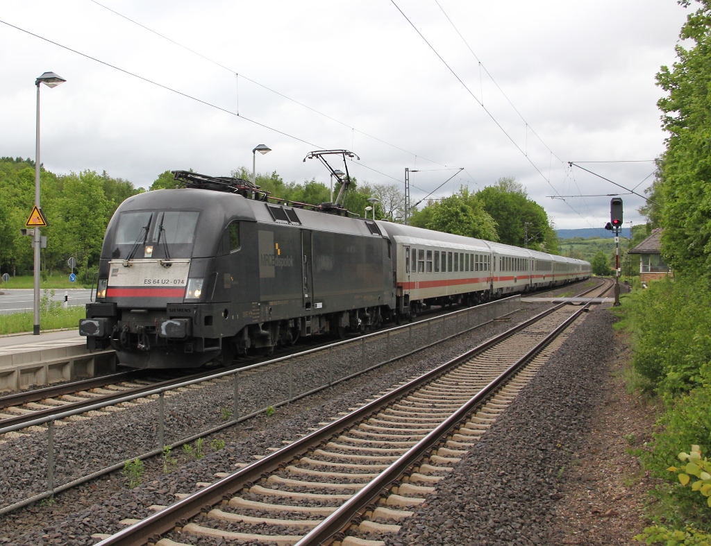 182 574 (ES 64 U2-074) mit dem  IC Knigssee  als Umleiter auf der NSS in Richtung Sden. Aufgenommen in Wehretal-Reichensachsen am 20.05.2013.