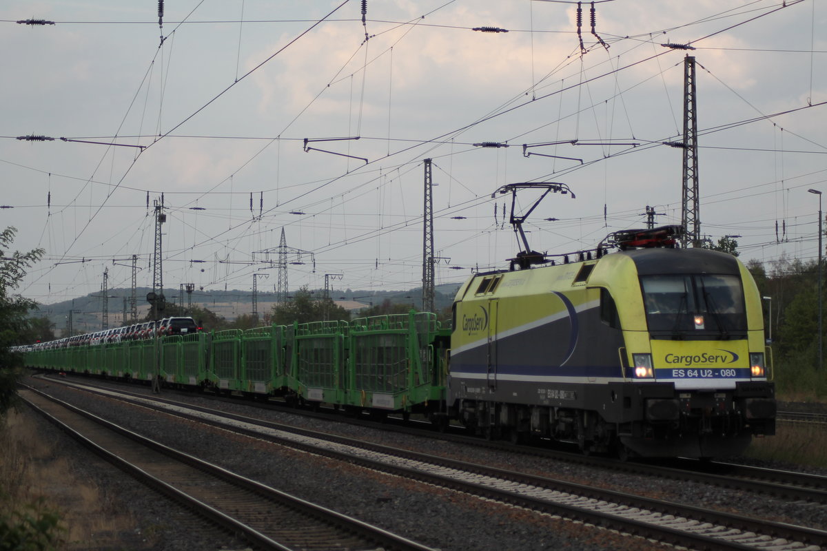 182 580 passiert mit einem Autozug in Fahrtrichtung Süden den Bahnhof Eichenberg. Aufgenommen am 29.08.2018