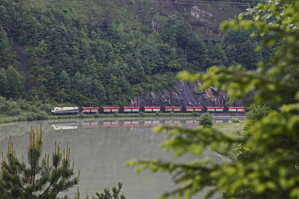 182 582 mit Erzleerwagenzug bei Schönau am 27.05.2015.