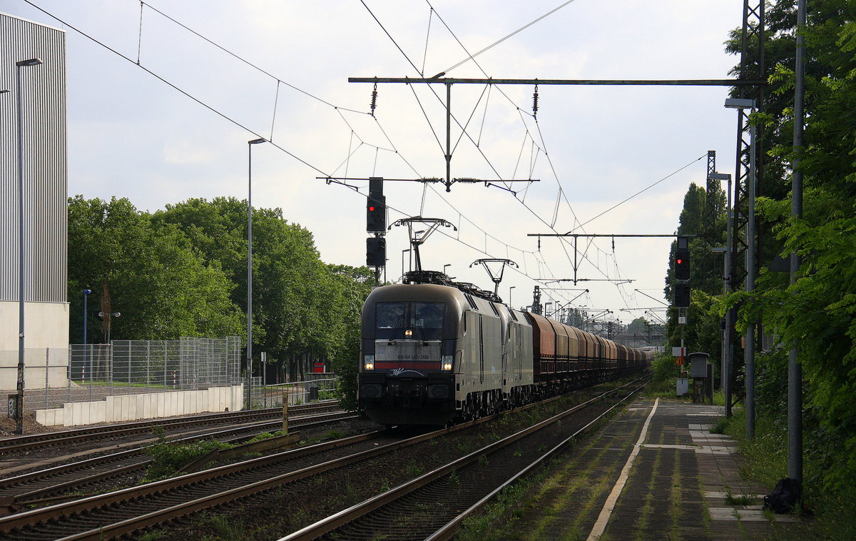 182 595-9 und 182 514-0 beide von MRCE kommen mit einem Kohlenzug aus dem Saarland ins  Ruhrgebiet und kammen aus Richtung Mores und fahren durch Duisburg-Rheinhausen-Ost in Richtung Duisburg-Hochfeld-Süd.
Aufgenommen vom Bahnsteig in Duisburg-Rheinhausen-Ost. 
Bei Sommerwetter am 27.7.2017.