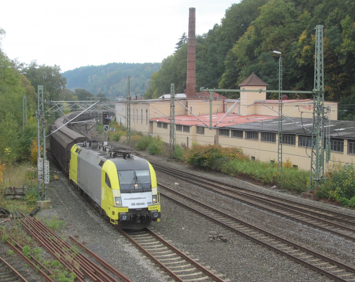 182 595 von Dispolok zieht am 13. Oktober 2013 einen H-Wagenzug in den Bahnhof Kronach.