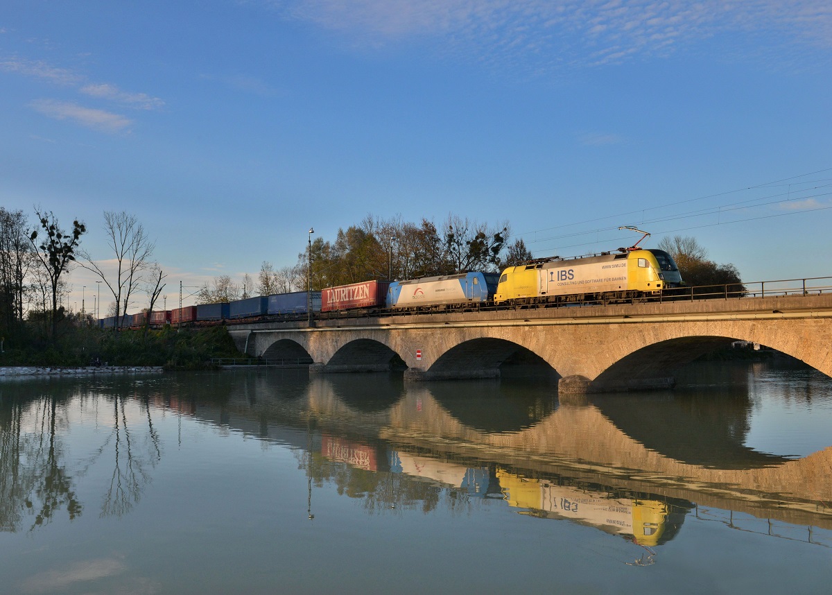 182 596 + 185 513 mit einem umgeleiteten KLV am 02.11.2014 auf der Saalachbrücke bei Freilassing. 