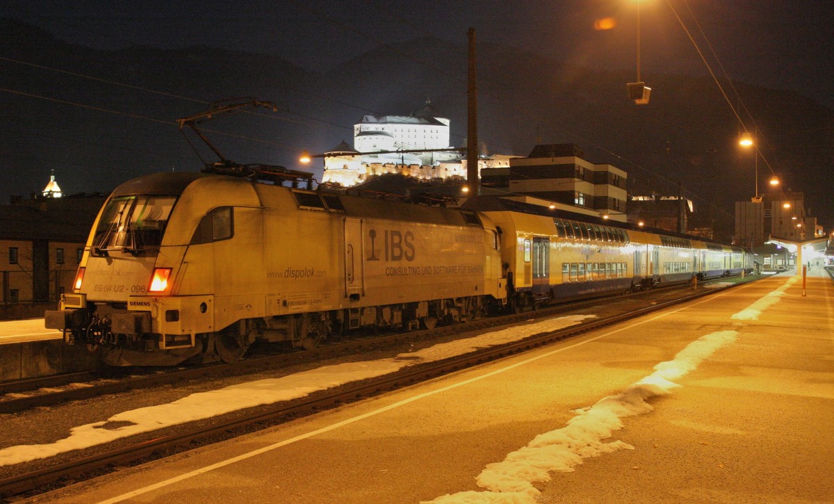 182 596-7 ``IBS`` steht am Abend des 18.12.2013 mit dem Metronom im Bahnhof Kufstein und wartet auf die Fahrt, als Ersatzzug für den neuen Meridian, nach Rosenheim. Am Ende des Zuges hängt noch die 182 509-0 von MRCE. Der Ersatzzug ist den ganzen Tag zwischen Rosenheim und Kufstein hin und her gependelt. Wenn es jetzt schon solche Probleme mit der Lieferung der neuen Triebfahrzeuge für Meridian gibt, was soll das erst werden? :-) Auf jeden Fall sind die Ersatzzüge sehr interessant, müssten nur mal geputzt werden!!