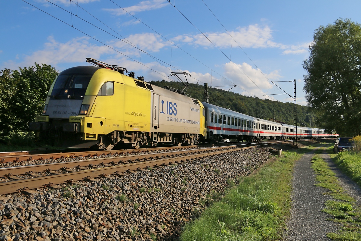 182 596 (ES 64 U2-096) zieht einen IC in Richtung Bad Hersfeld. Aufgenommen am 02.09.2015 in Haunetal-Neukirchen.