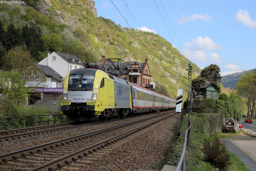 182 596 mit dem IC 119 (Münster-Innsbruck) bei Bacharach, 18.04.2015.