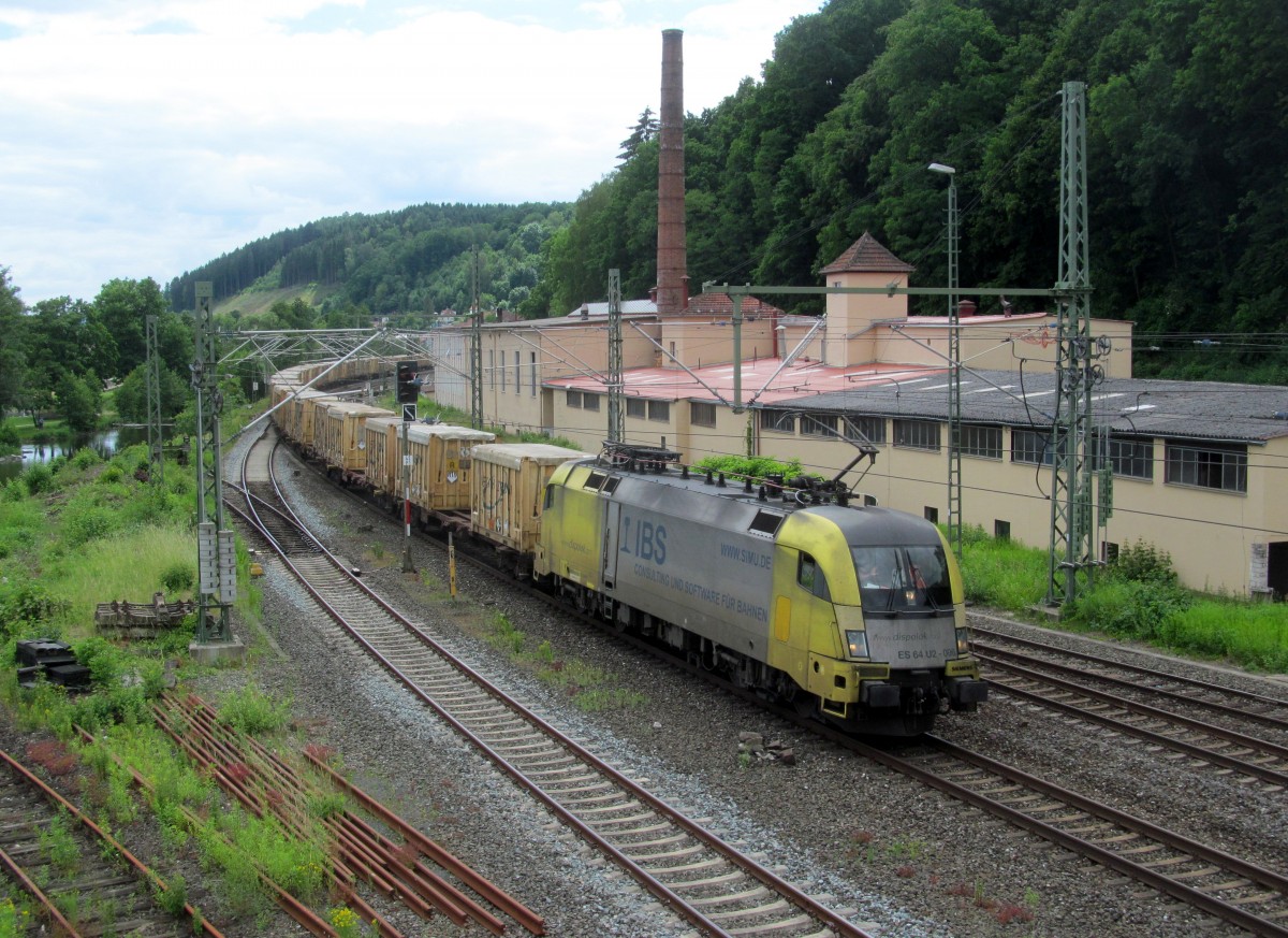 182 596 von TXL / IBS zieht am 14. Juni 2014 einen Containerzug durch Kronach in Richtung Saalfeld.