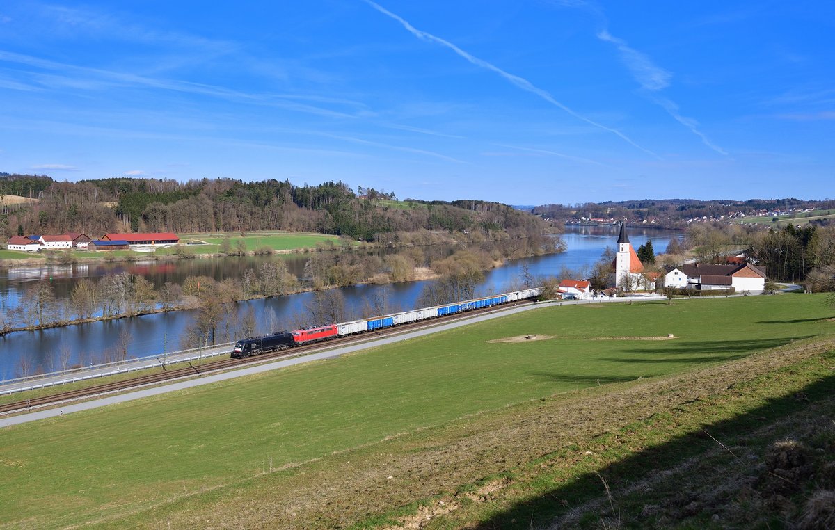 182 597 + 111 226 mit einem Hüttensandzug am 28.03.2021 bei Hausbach.