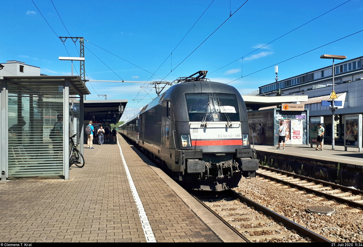 182 597-5 (Siemens ES64U2-097) der Mitsui Rail Capital Europe GmbH (MRCE), im Dienste der Abellio Rail Baden-Württemberg GmbH (Ersatzzug), als RE 95903 (RE10a) von Heilbronn Hbf nach Tübingen Hbf erreicht den Bahnhof Ludwigsburg auf Gleis 4.
(Smartphone-Aufnahme)
[27.7.2020 | 11:34 Uhr]