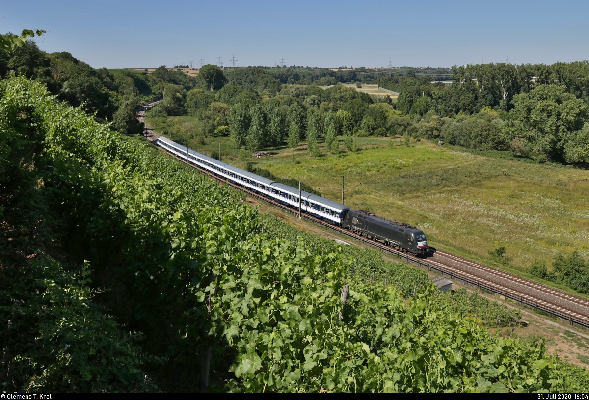 182 597-5 (Siemens ES64U2-097) unterwegs bei Nordheim (Württemberg).

🧰 Mitsui Rail Capital Europe GmbH (MRCE), im Dienste der Abellio Rail Baden-Württemberg GmbH (Ersatzzug)
🚝 RE 95905 (RE10a) Heilbronn Hbf–Tübingen Hbf
🚩 Bahnstrecke Stuttgart–Würzburg (Frankenbahn | KBS 780)
🕓 31.7.2020 | 16:04 Uhr