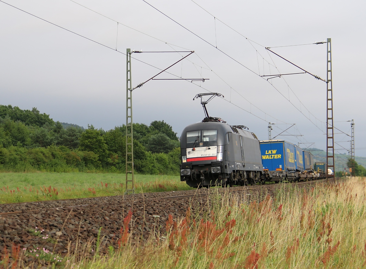182 597 (ES 64 U2-097) mit Lkw-Walter KLV-Zug in Fahrtrichtung Norden. Aufgenommen am 10.07.2014 bei Harrbach.
