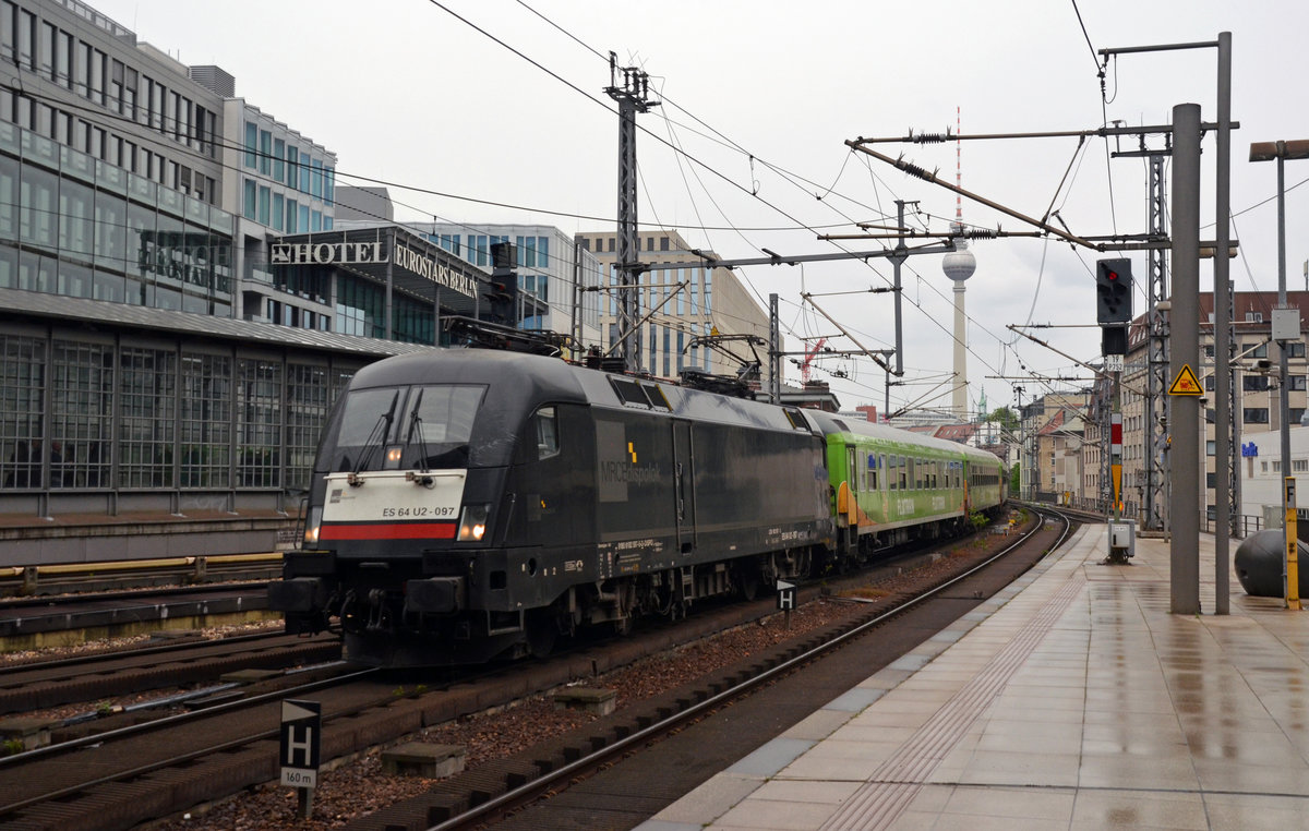 182 597 führte am 11.05.19 den Flixtrain von Berlin nach Stuttgart durch den Bahnhof Friedrichstraße Richtung Westen.