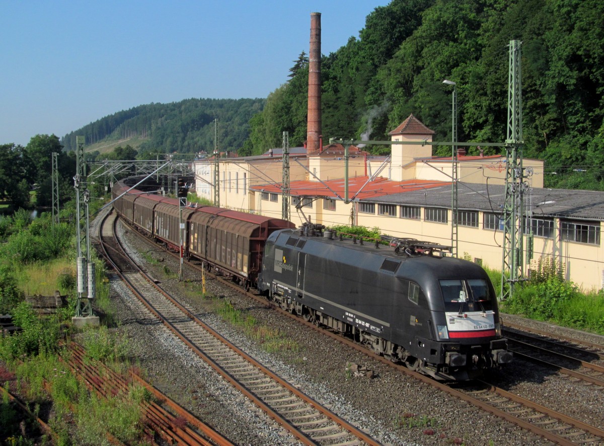 182 597 von MRCE / TX Logistik zieht am 17. Juli 2014 einen H-Wagenzug durch Kronach in Richtung Saalfeld.