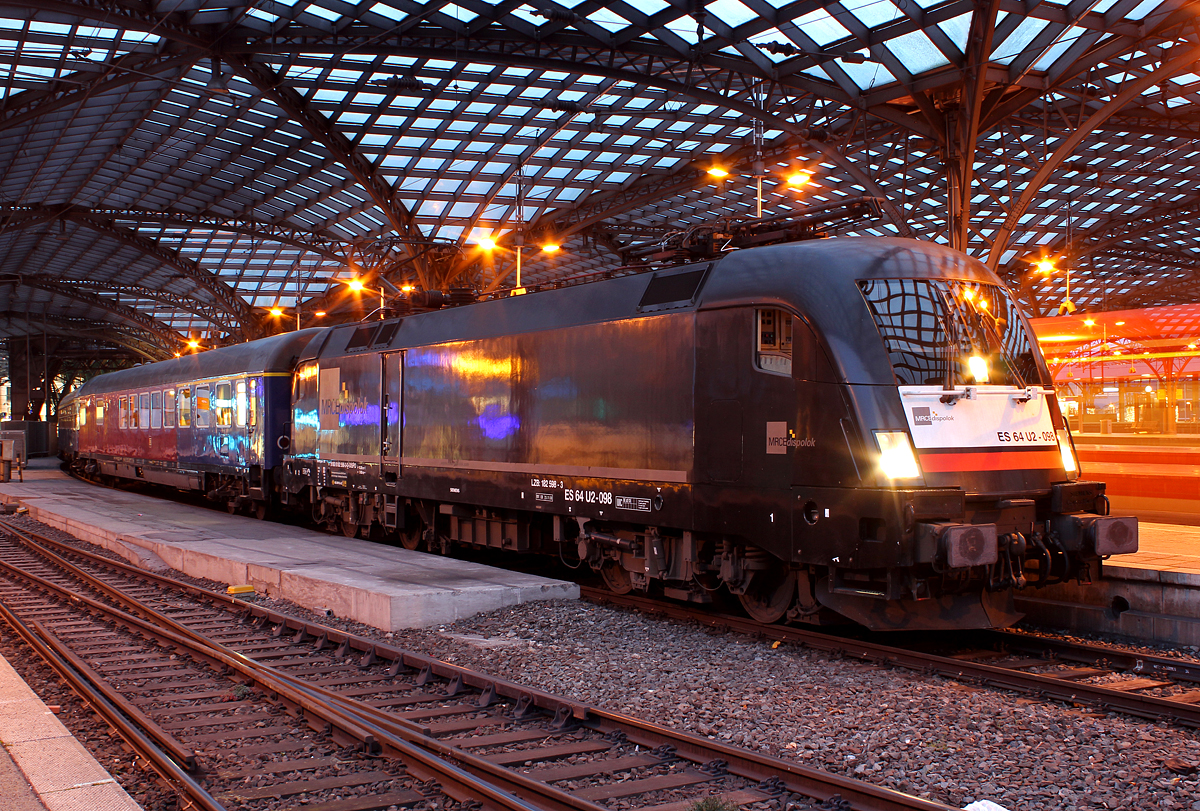 182 598 / ES 64 U2-098 mit einem AKE Rheingoldzug von Aachen nach Heidelberg am 30.11.2013 in Köln Hbf 