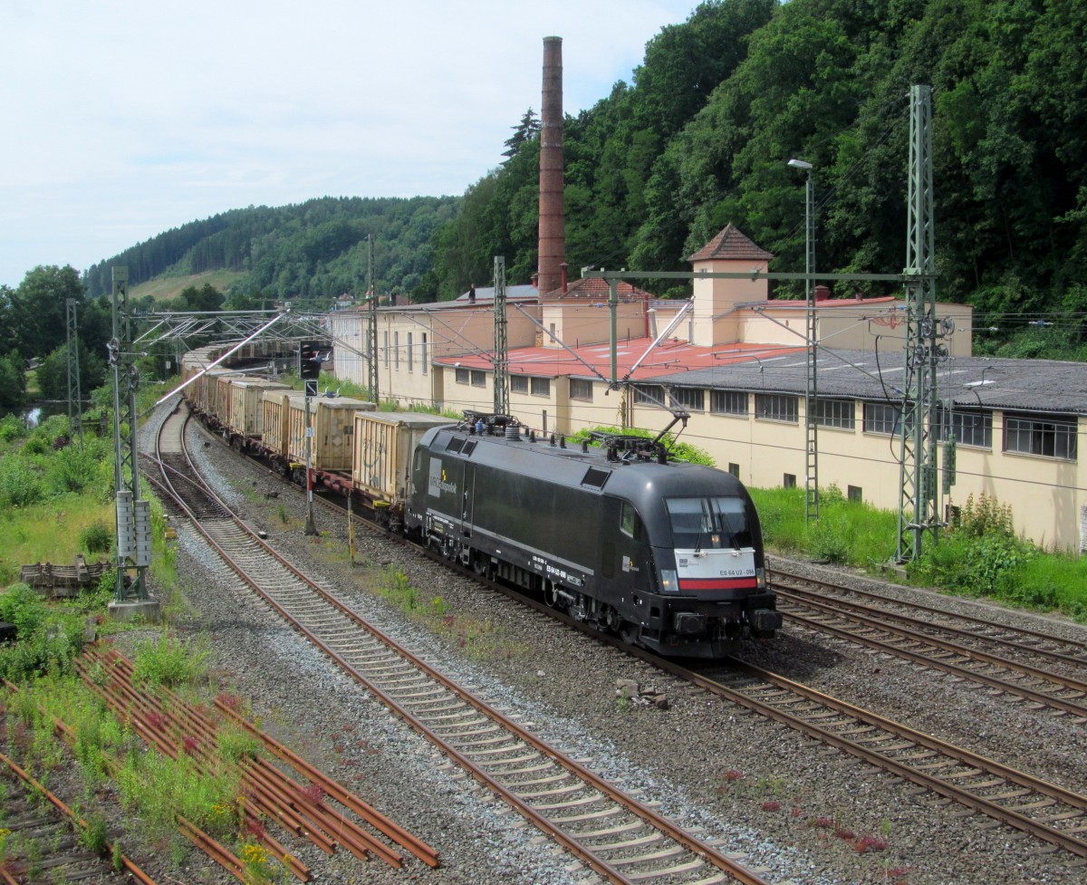 182 598 von MRCE / TXL zieht am 28. Juni 2014 einen Containerzug durch Kronach in Richtung Saalfeld.