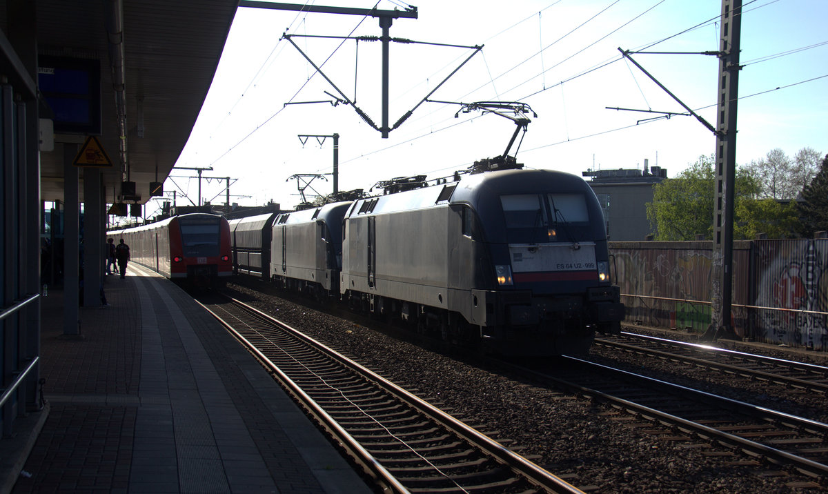 182 599-1 und 182 525-6 beide von MRCE kommen  leider im gegenlicht mit einem Kohlenzug aus Mores-Gbf(D) nach Neunkirchen(Saar) und kammen aus Richtung Mönchengladbach,Rheydt,Jüchen,Grevenbroich und fuhren durch Köln-Ehrenfeld in Richtung Köln-West,Köln-Süd.
Aufgenommen vom Bahnsteig 3 in Köln-Ehrenfeld. 
Bei Sommerwetter am 18 April 2018. 
Aufgenommen am 18.4.2018.