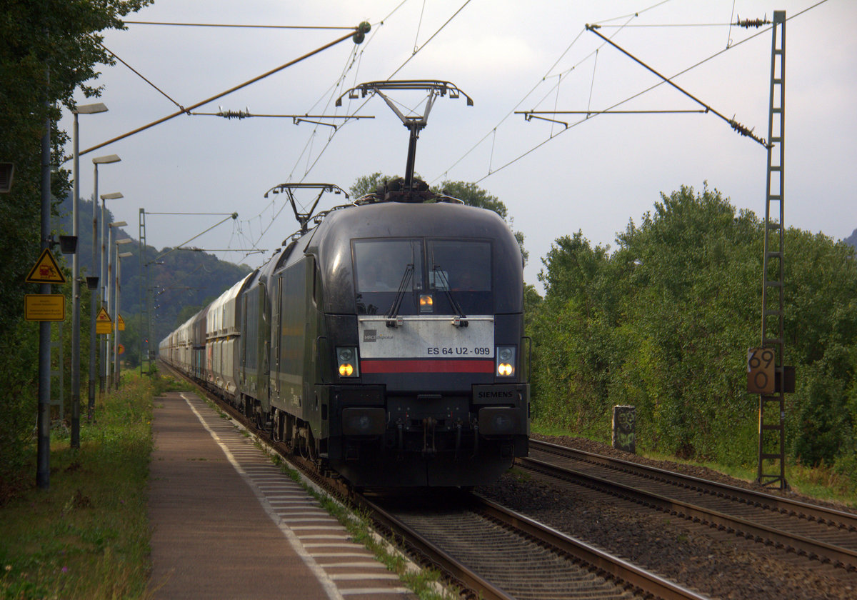 182 599-1 und eine 182er beide von MRCE/NIAG kommen mit einem Kohlenzug aus Mores-Gbf(D) nach Heilbronn(D) und kammen aus Richtung Köln-Hbf,Köln-West,Köln-Süd,Köln-Eifeltor,Hürth,Brühl,Sechtem,Bornheim,Roisdorf bei Bornheim,Bonn-Hbf,Bad-Godesberg,Rolandseck,Remagen,Sinzig,Bad Breisig,Brohl-Lützing und fuhren durch Namedy in Richtung Andernach,Koblenz. 
Aufgenommen vom Bahnsteig 2 in Namedy. 
Bei Sommerwetter am Nachmittag vom 17.8.2018.