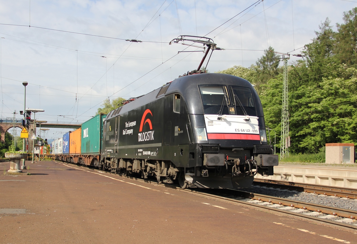 182 599-1 (ES 64 U2-099) fr TX Logistik mit Containerzug in Fahrtrichtung Norden unterwegs. Aufgenommen am 15.06.2013 in Eichenberg.