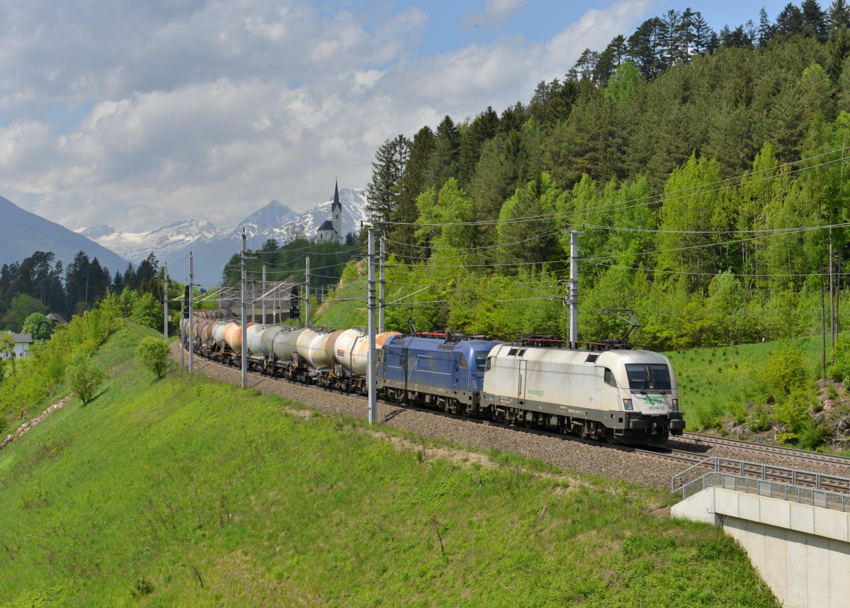 182 601 + 183 500 mit einem Knickkesselzug am 04.05.2013 bei Mühldorf-Möllbrücke. 