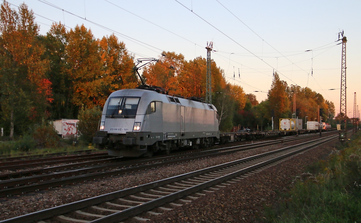 182 601-5 (ES 64 U2-101) mit Containerzug im wirklich letzten Licht in Leipzig-Thekla. Aufgenommen am 02.10.2015.