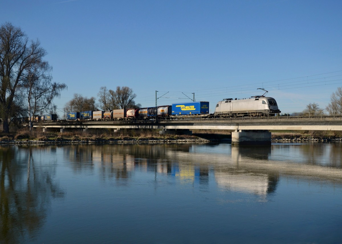 182 601 i. E. für WLC mit einem KLV am 20.03.2014 auf der Isarbrücke bei Plattling.