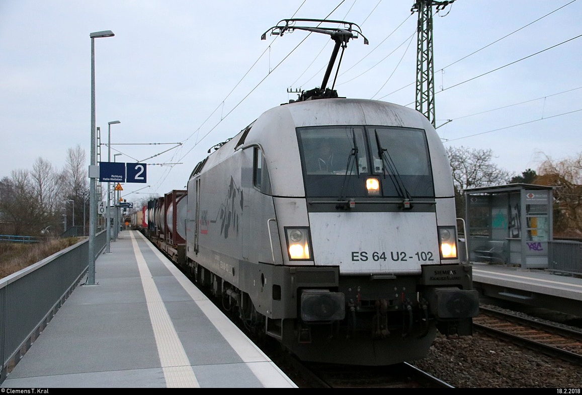 182 602 (ES 64 U2-102) der Hupac AG als sonntäglicher gemischter Gz rollt im Hp Halle Rosengarten auf der Bahnstrecke Halle–Hann. Münden (KBS 590) an ein Hp 0 Richtung Angersdorf heran. [18.2.2018 | 17:06 Uhr]