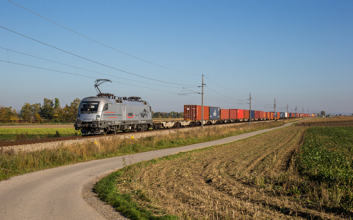 182 602  HUPAC , im Einsatz für die WLC, fährt mit einem Containerzug bei Traismauer in Richtung St. Pölten, aufgenommen am 16. Oktober 2017.