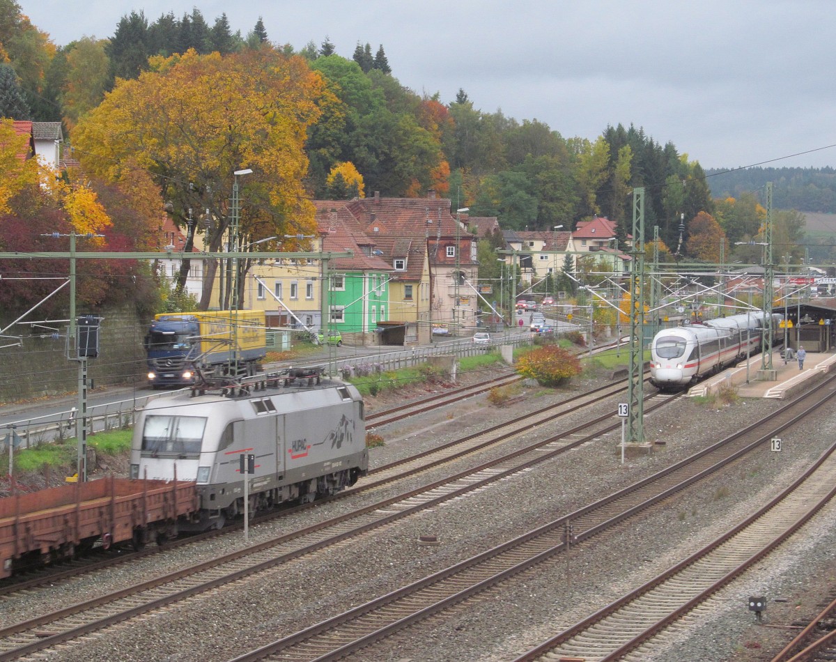 182 602 von HUPAC mit einem Flachwagenzug am Haken und 411 xxx als ICE 209 nach M�nchen Hbf begegnen sich am 17. Oktober 2013 im Bahnhof Kronach.