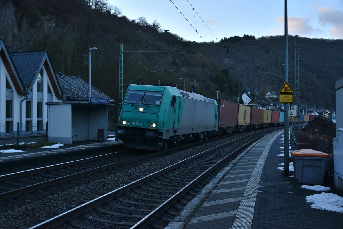 182 616-0 mit einem Kastelzug in Hirzenach am Freitag den 16.2.2018