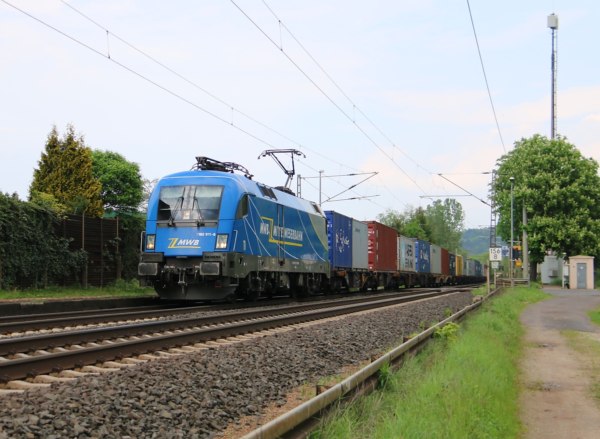 182 911-8 mit Containerzug in Fahrtrichtung Süden. Aufgenommen in Ludwigsau-Friedlos am 30.04.2014.