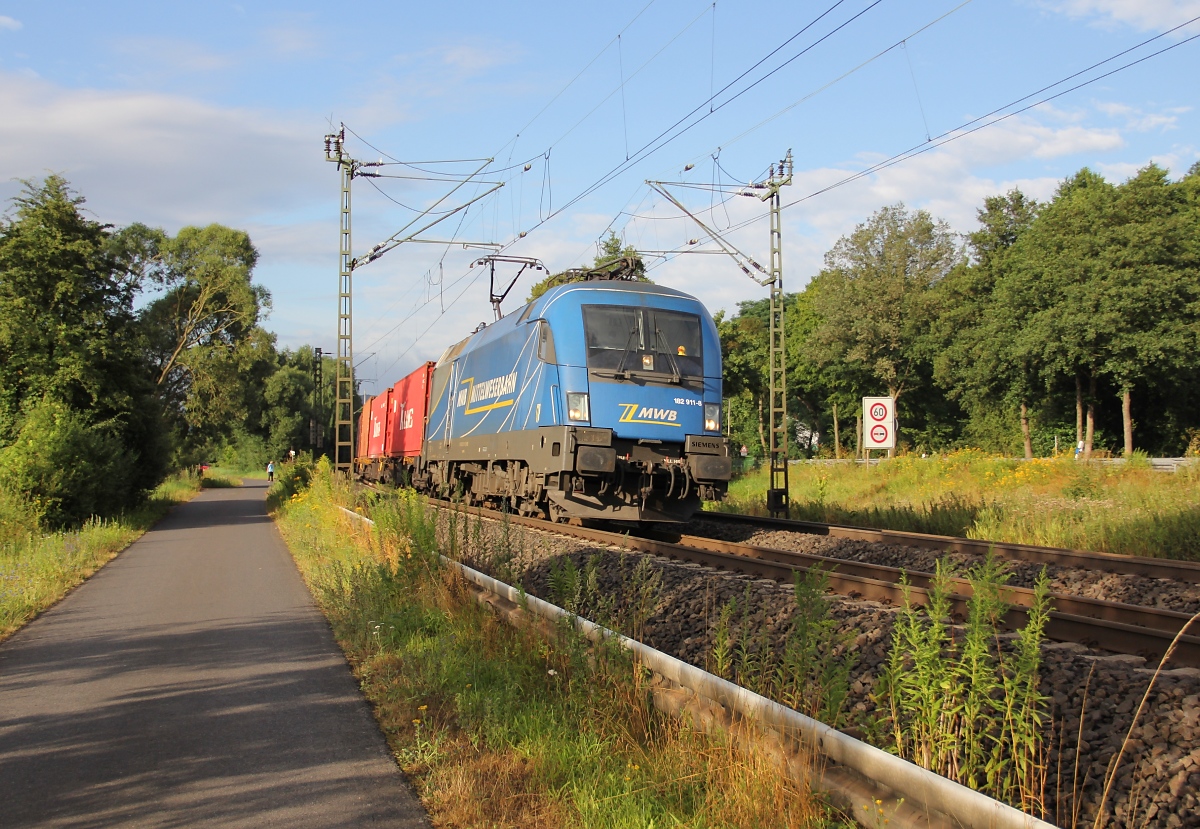 182 911-8 der MWB/EVB mit Containerzug in Fahrtrichtung Norden. Aufgenommen in Wehretal-Reichensachsen am 30.07.2013.