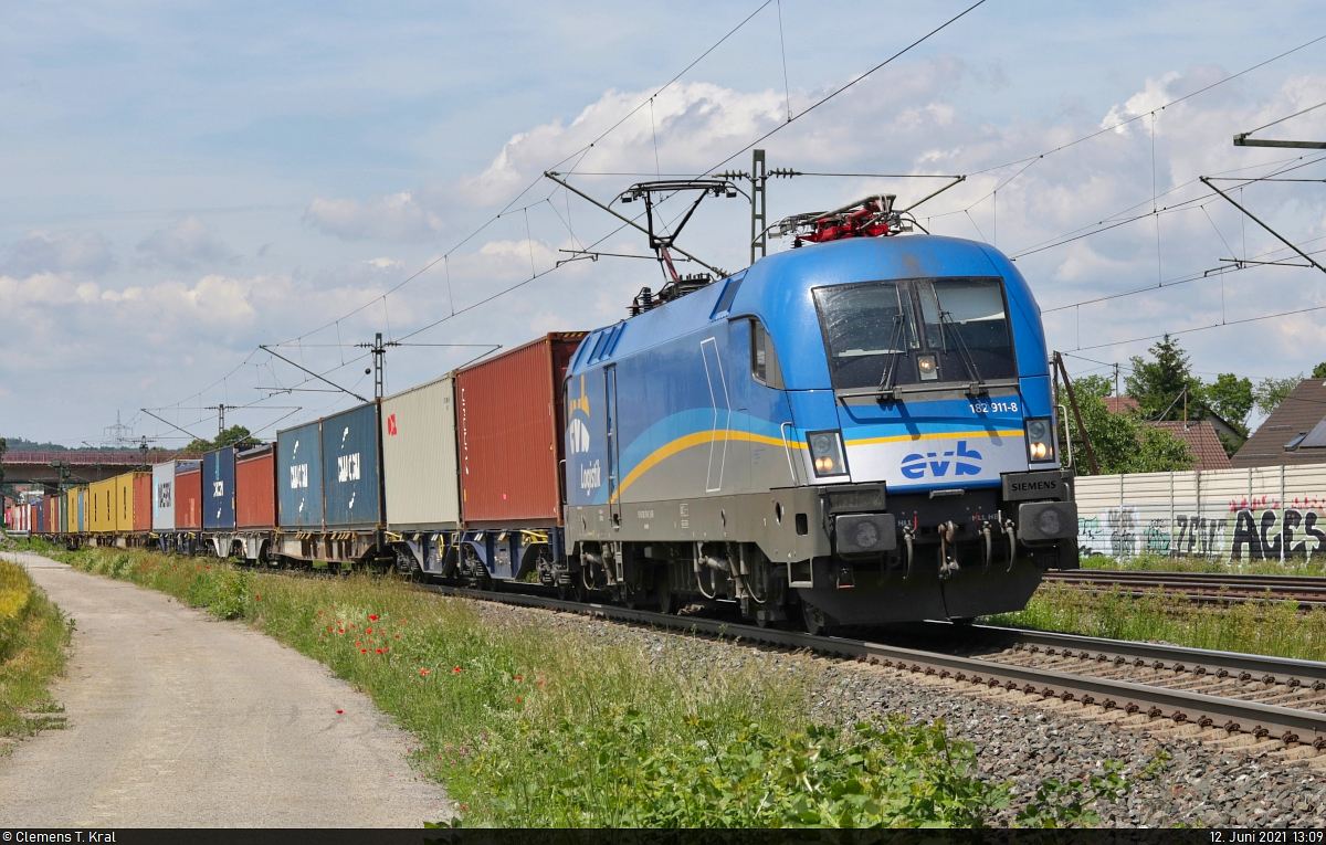182 911-8 (Siemens ES64U2) unterwegs mit Containern in Tamm Richtung Kornwestheim.

🧰 Eisenbahnen und Verkehrsbetriebe Elbe-Weser GmbH (evb)
🚩 Bahnstrecke Stuttgart–Würzburg (Frankenbahn | KBS 780)
🕓 12.6.2021 | 13:09 Uhr