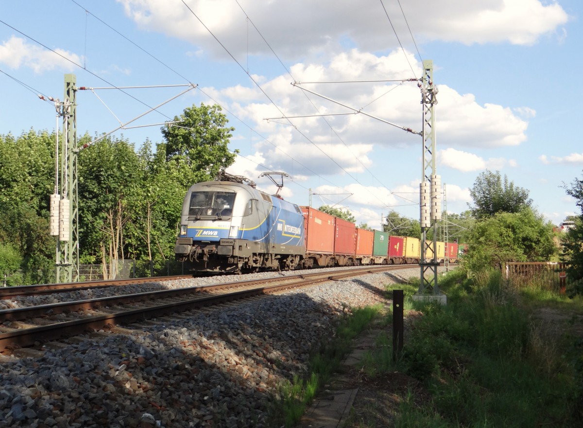 182 911-8 zu sehen mit einem Container am 21.07.15 bei der Ausfahrt in Plauen/V.