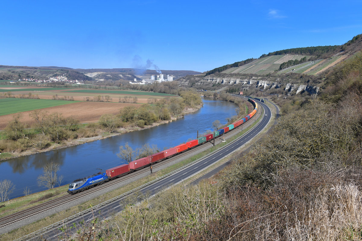 182 911 mit einem Containerzug am 06.04.2018 bei Himmelstadt. 