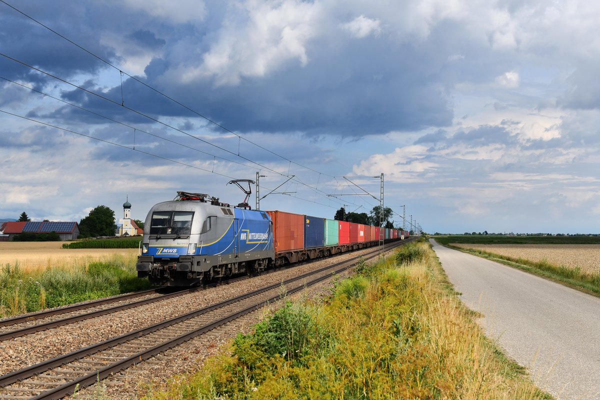 182 911 mit einem Containerzug am 21.07.2019 bei Amselfing. 