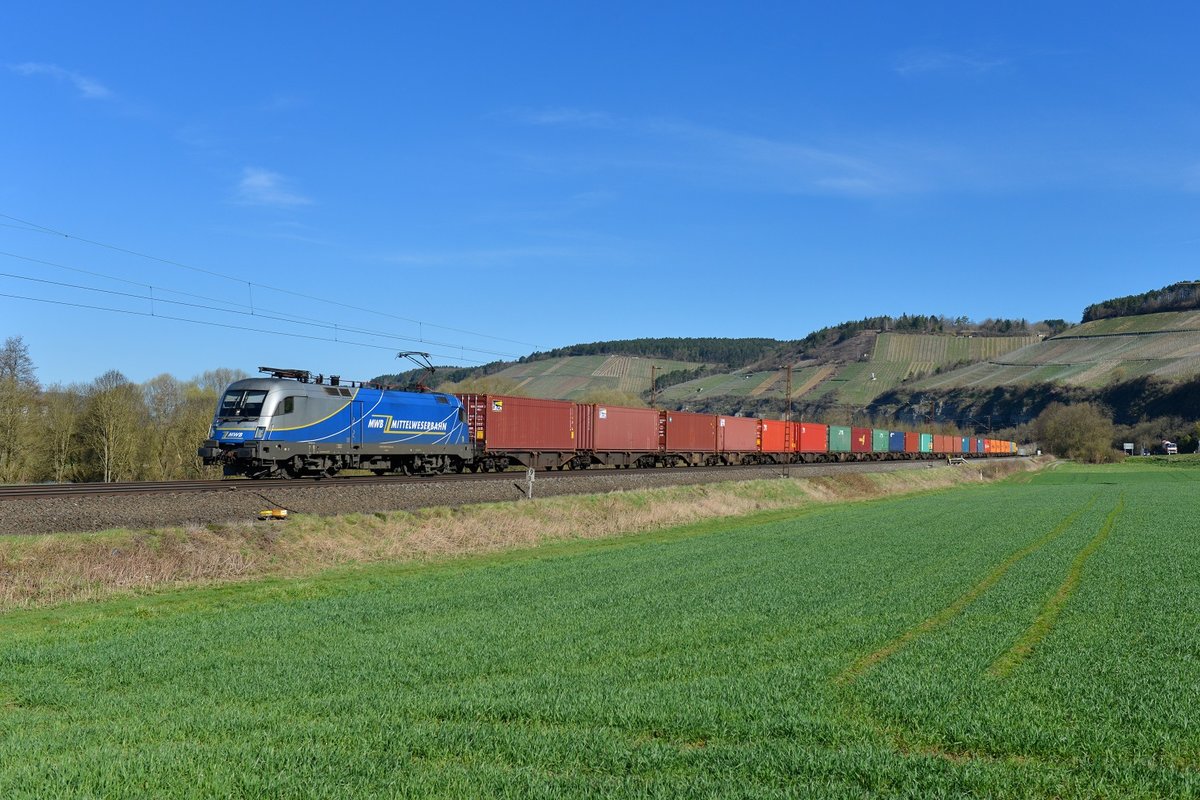 182 911 mit einem Containerzug am 06.04.2018 bei Himmelstadt.