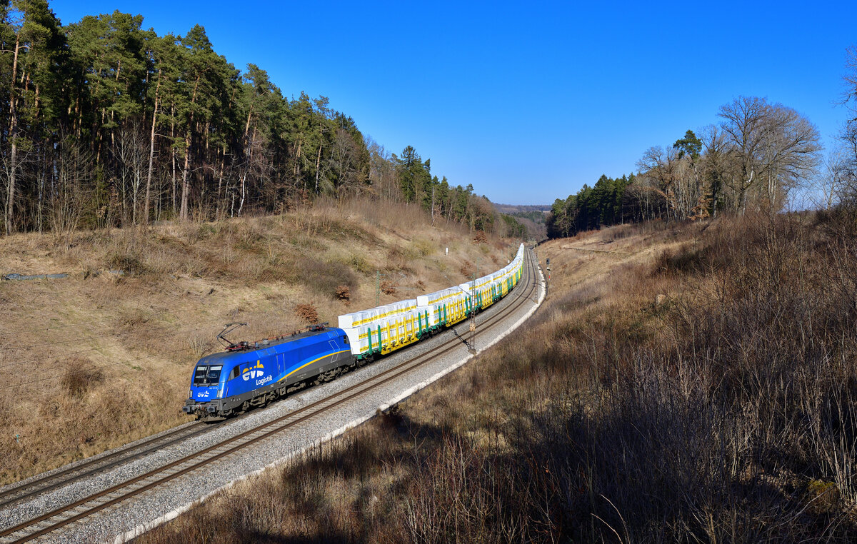 182 911 mit einem Schnittholzzug am 03.03.2022 bei Sinngrün.