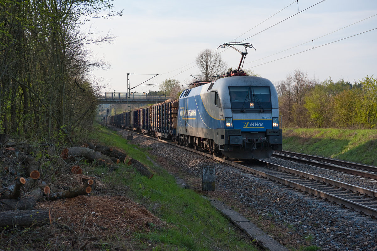 182 911 der MWB mit einem Holzzug bei Postbauer-Heng Richtung Regensburg, 16.04.2019