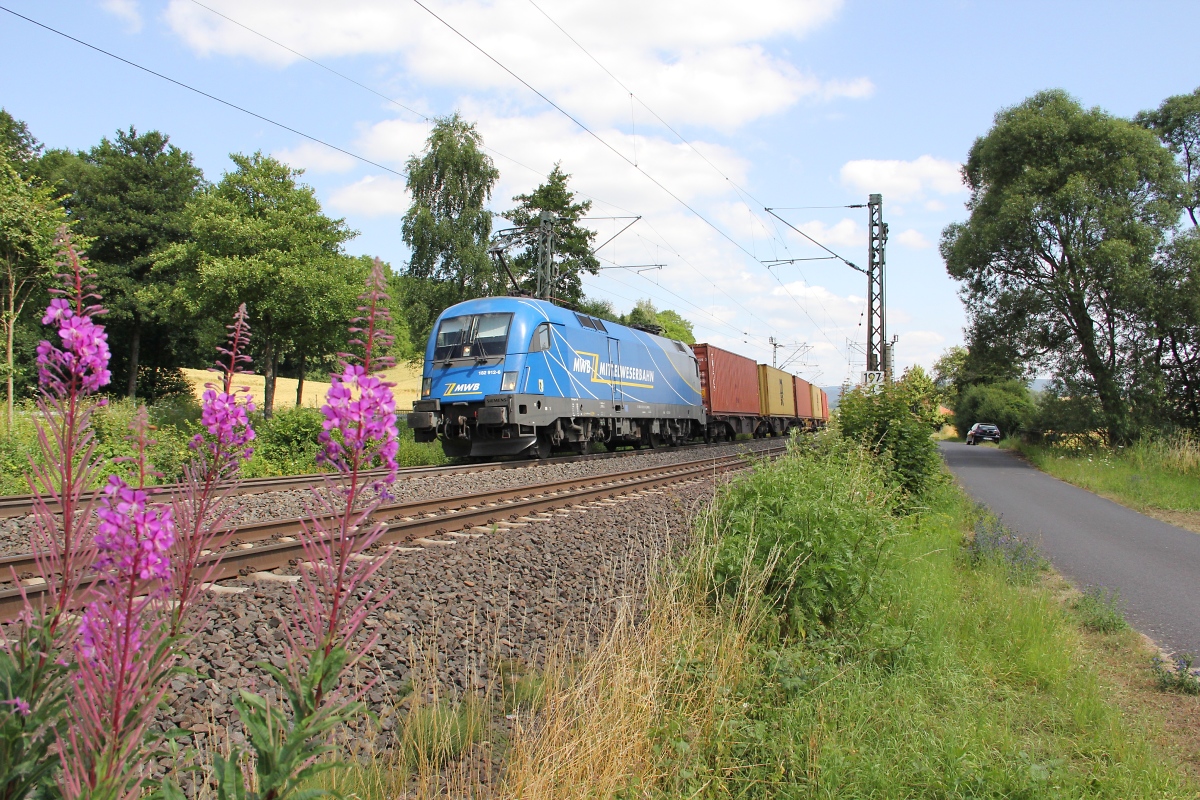 182 912-6 mit Containerzug in Fahrtrichtung Süden. Aufgenommen bei Wehretal-Reichensachsen am 18.07.2013.