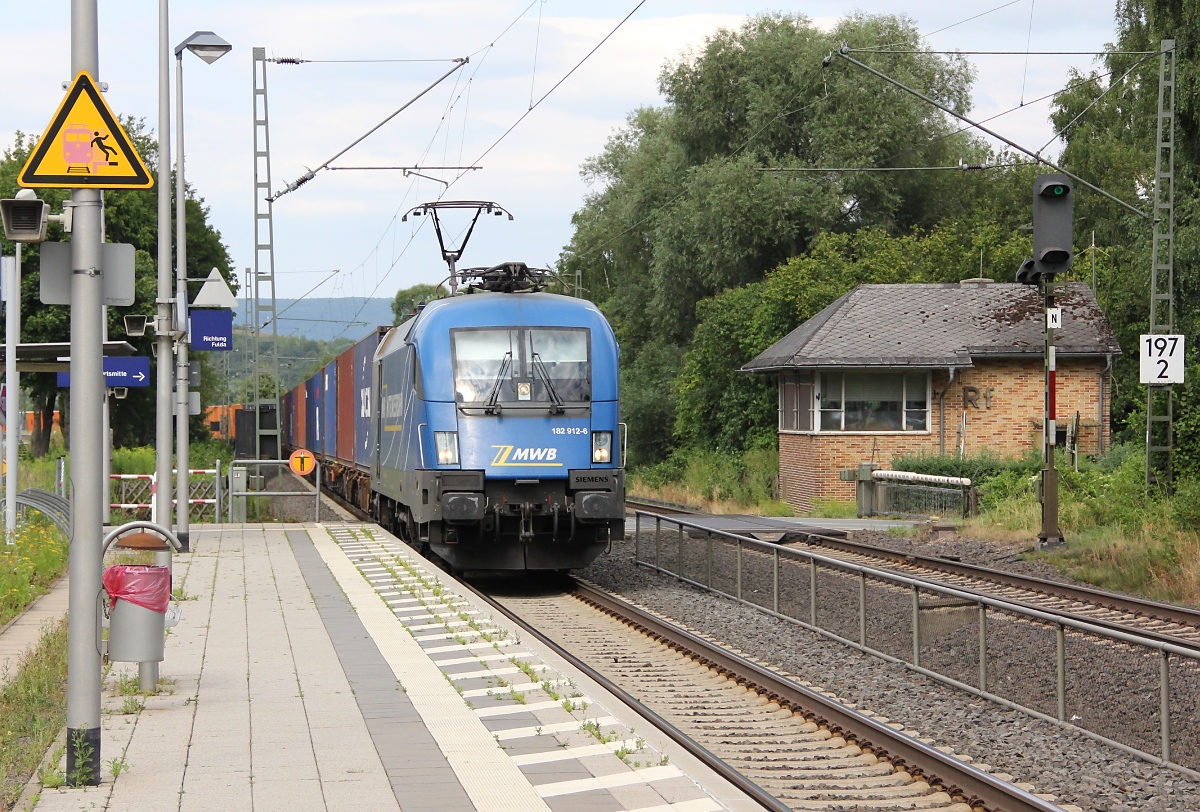 182 912-6 mit Containerzug in Fahrtrichtung Süden. Aufgenommen am 06.08.2013 in Wehretal-Reichensachsen.