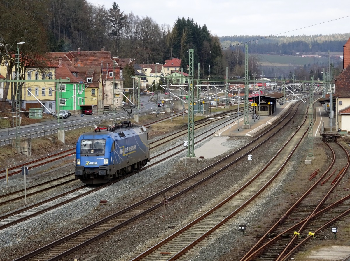 182 912-6 der MWB durchfährt am 28. Februar 2015 solo den Bahnhof Kronach in Richtung Bamberg.