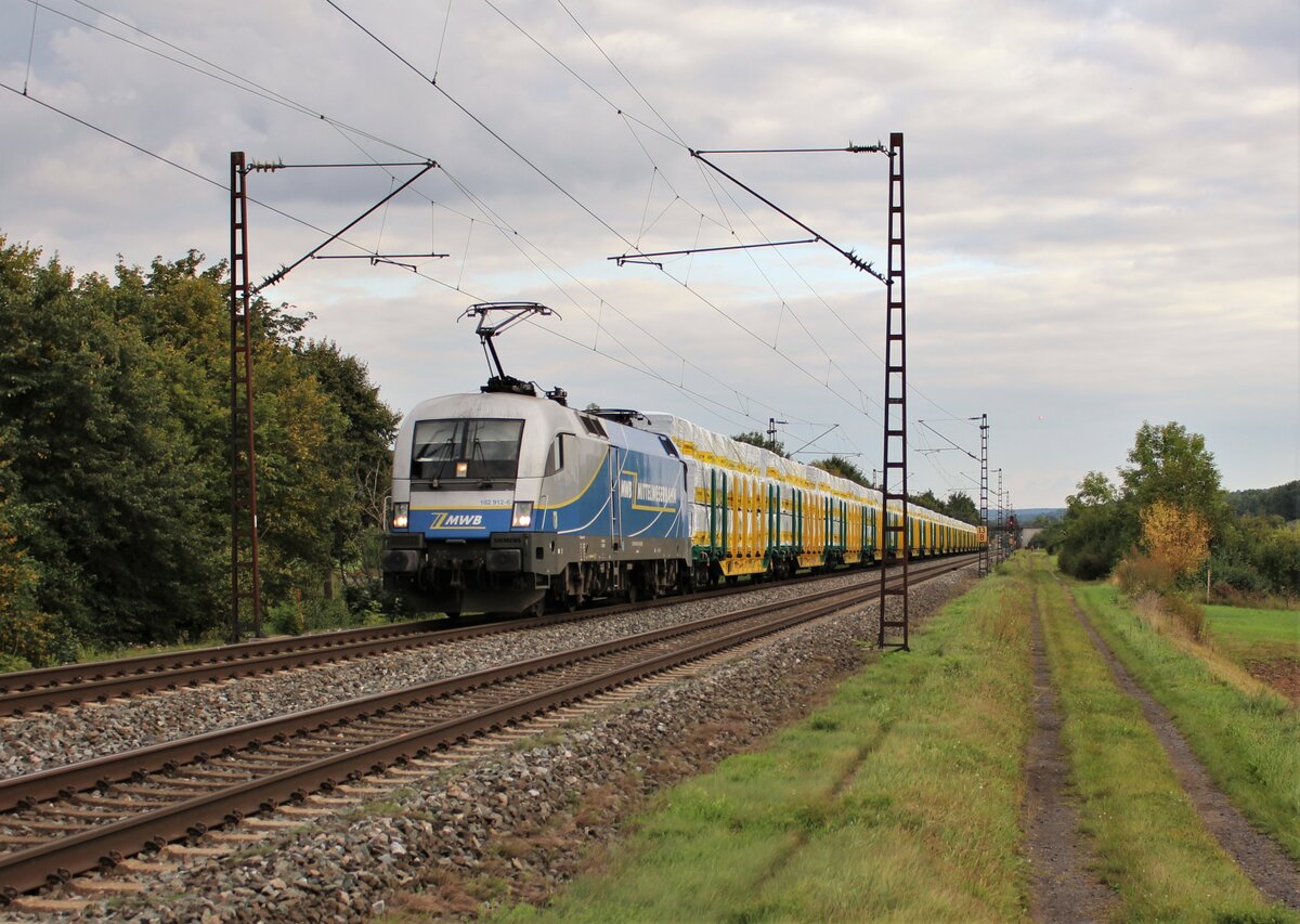 182 912-6 (MWB) fuhr am 17.09.21 mit einem Holzzug durch Thüngersheim. 